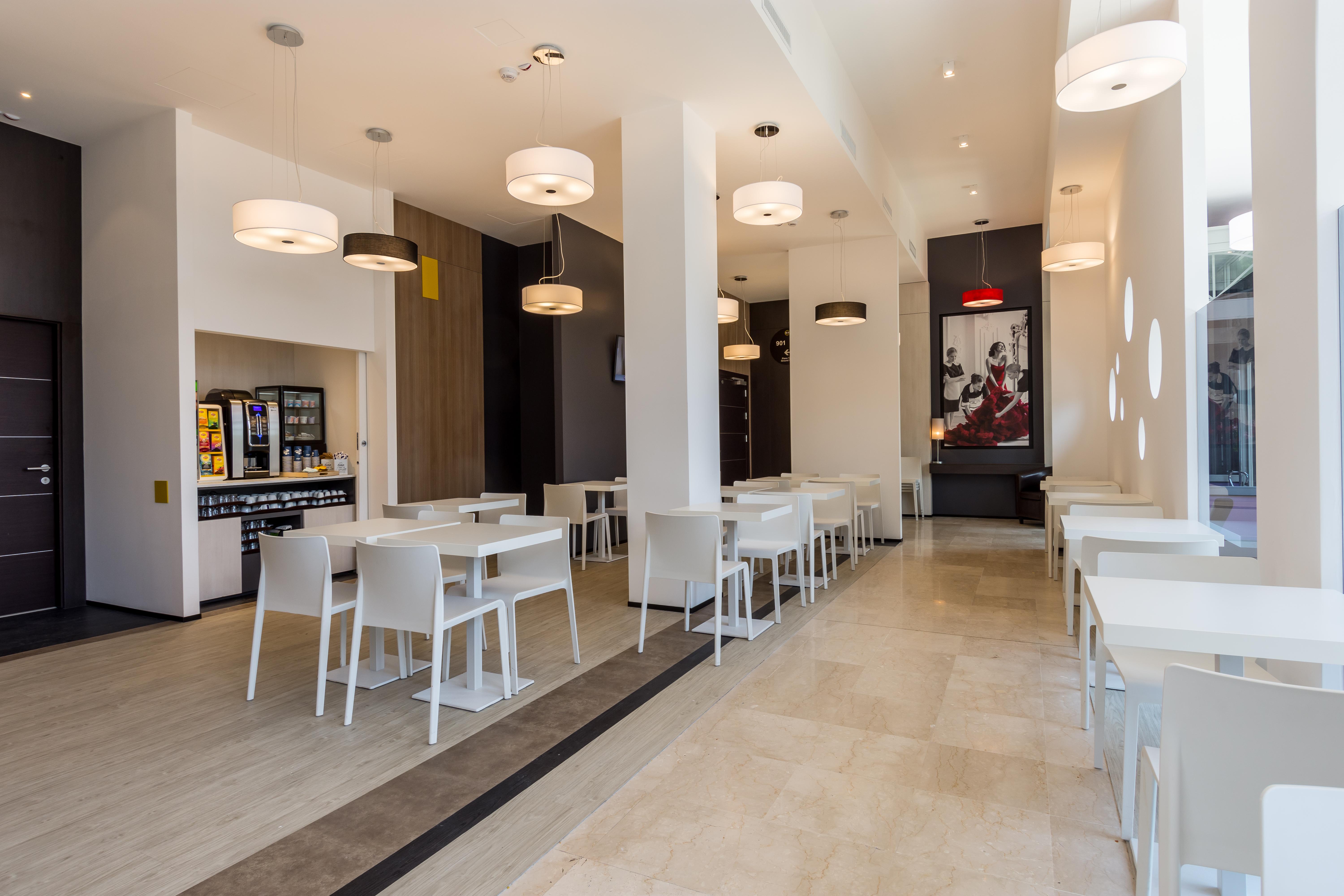 B&B Hotel Савона Екстериор снимка