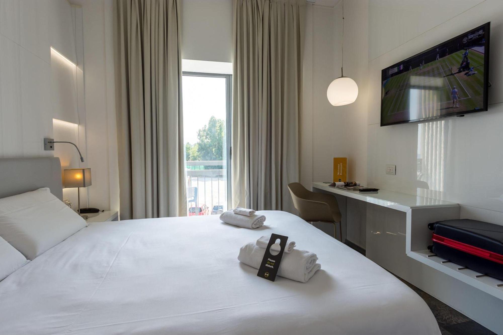 B&B Hotel Савона Екстериор снимка